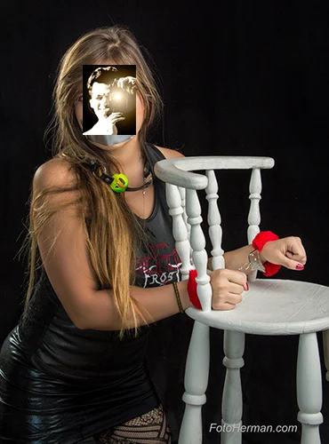 Chica amarrada a silla